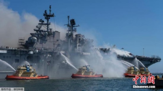 两栖攻击舰|美国“好人理查德”号两栖攻击舰燃烧超过48小时 受伤人数升至61人