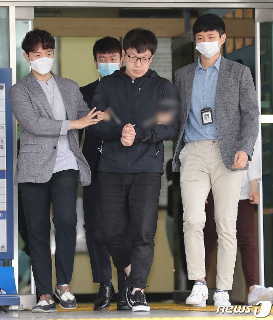 共犯|“N号房”赵博士共犯被公开示众:当场道歉 点头认罪