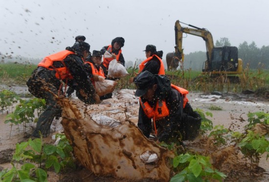 管涌|安徽铜陵：武警暴雨作业勇堵管涌