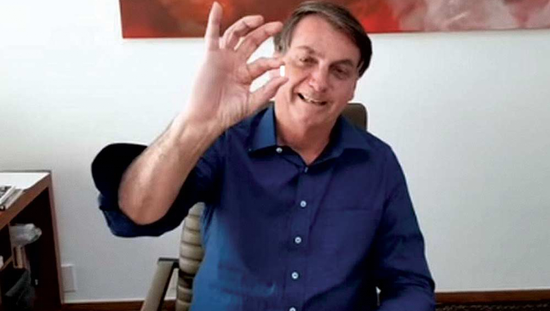 △博索纳罗在社交媒体上直播服用羟氯喹的视频截图