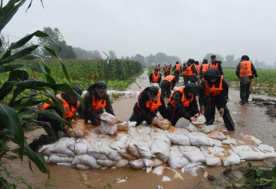 管涌|安徽铜陵：武警暴雨作业勇堵管涌