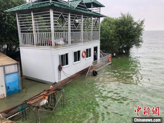 水位上涨|直击洪水红色预警下的江苏太湖：水位逼近堤岸 巡查一刻不停