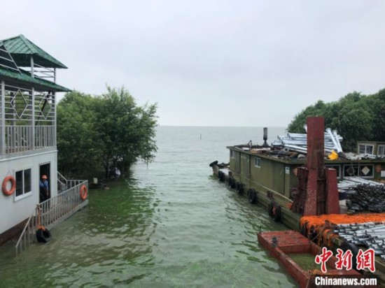 水位上涨|直击洪水红色预警下的江苏太湖：水位逼近堤岸 巡查一刻不停
