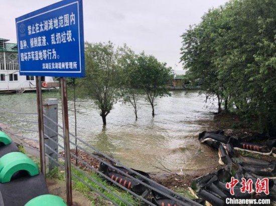 水位上涨|直击洪水红色预警下的江苏太湖：水位逼近堤岸 巡查一刻不停