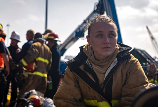  7月14日，一名船员在灭火后休息。（图源：美国海军）