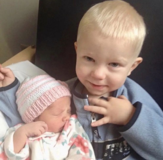 超级英雄|6岁男孩护妹与恶狗搏斗受伤被缝90针,WBC授其“荣誉拳王”称号