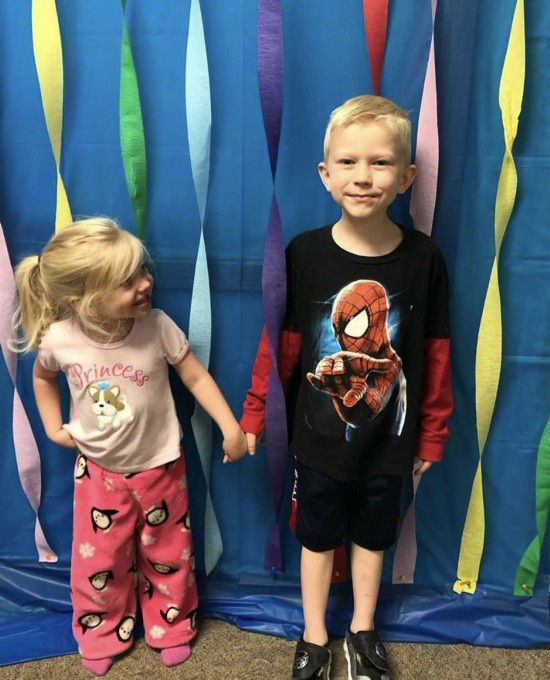 超级英雄|6岁男孩护妹与恶狗搏斗受伤被缝90针,WBC授其“荣誉拳王”称号