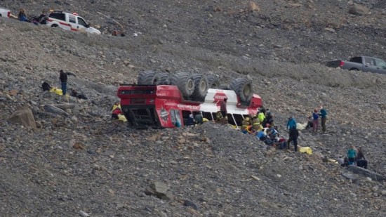 观光|加拿大艾伯塔省观光大客车翻车事故造成严重伤亡