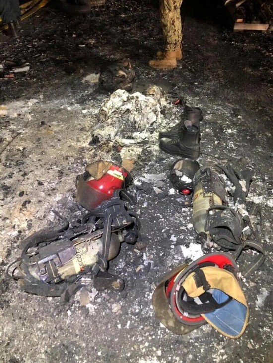 两栖攻击舰|舱内温度1200度！美军准航母被烧惨状公开，海军最高将领登舰后感叹