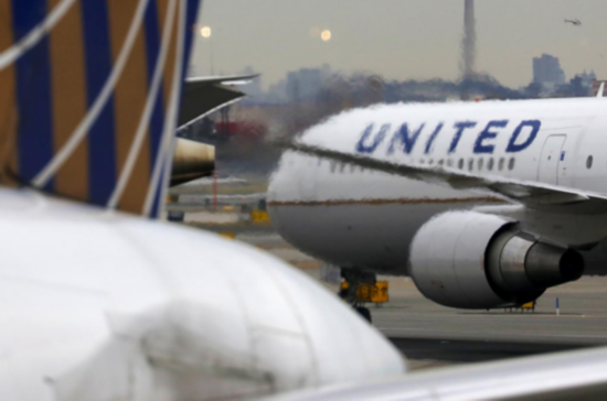 美联航|美国记者疫情期间体验美联航:空喊防疫口号 试图迷惑乘客