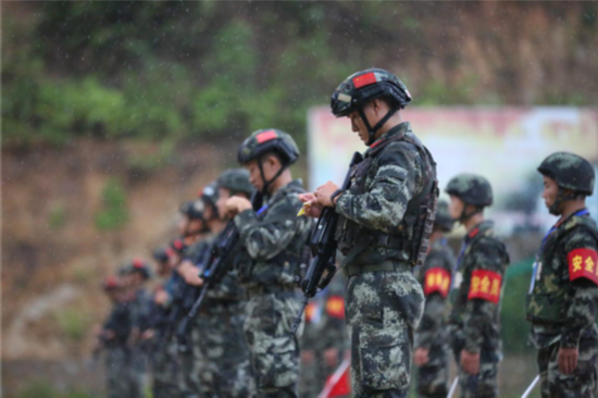 武警官兵|武警官兵雨中进行实弹射击考核