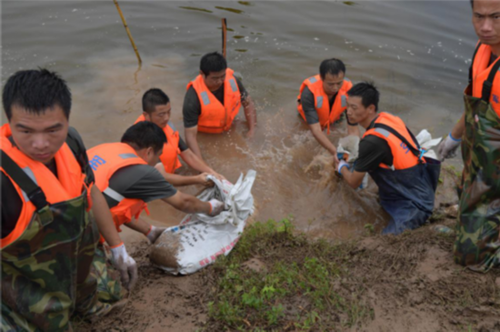 大堤|坚守在大堤上