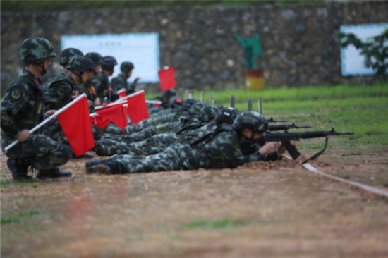 武警官兵|武警官兵雨中进行实弹射击考核
