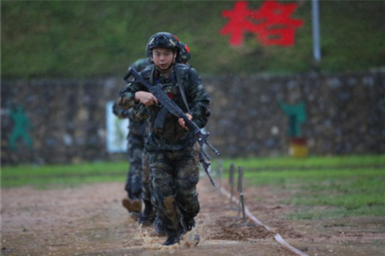 武警官兵|武警官兵雨中进行实弹射击考核