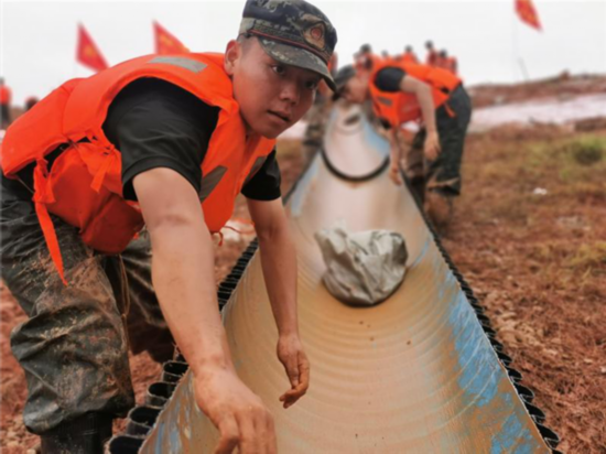 险情|江西九江一堤坝突发险情 武警官兵紧急出动