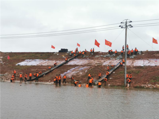 险情|江西九江一堤坝突发险情 武警官兵紧急出动