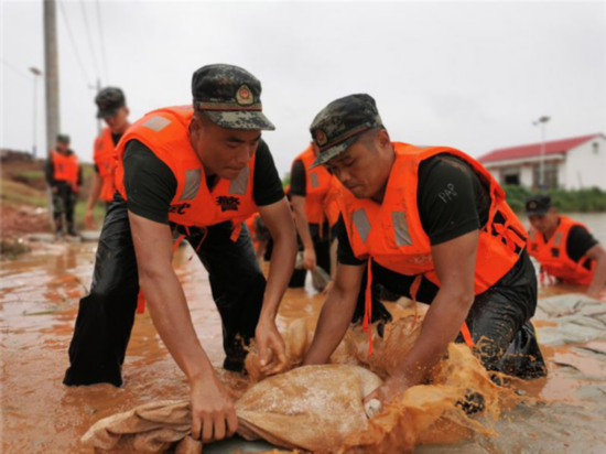 险情|江西九江一堤坝突发险情 武警官兵紧急出动