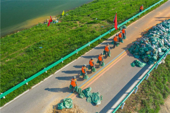 珠湖|退役老兵奋战圩堤一线固堤除险
