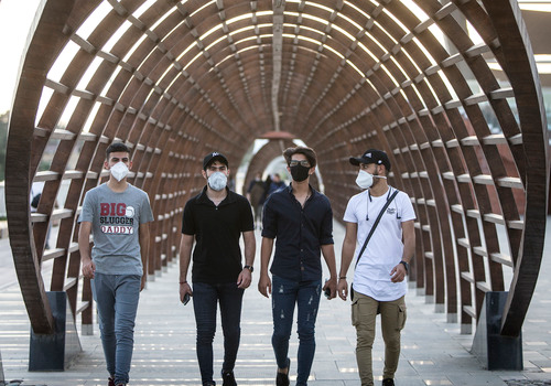  7月5日，人们佩戴口罩在伊朗首都德黑兰街头走过。新华社发（艾哈迈德&middot;哈拉比萨斯 摄）