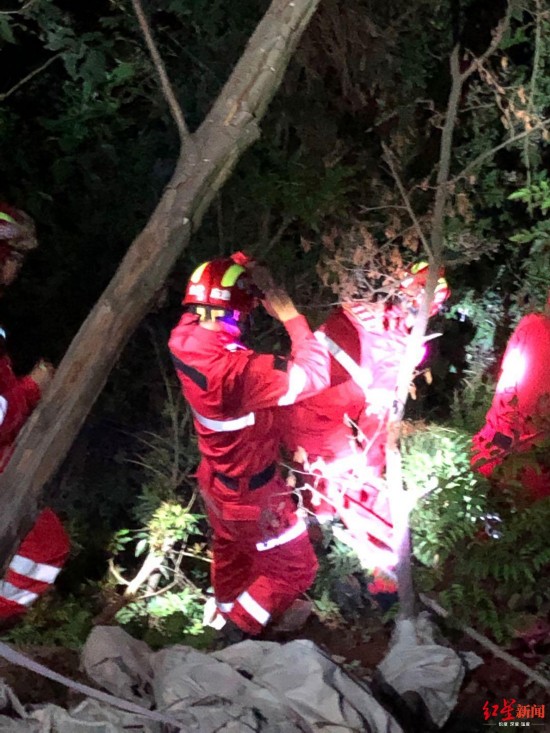 金堂水城应急救援中心在云顶山上搜索失踪人员
