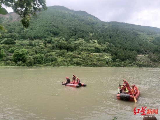金堂水城应急救援中心在沱江中搜索失踪人员