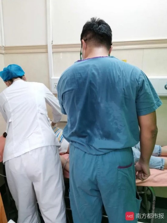 肩关节损伤|跑4层楼，还背着一个人，谁啊，咋回事？