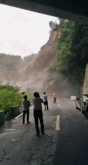 塌方|541国道陕西镇坪段发生大面积塌方致交通中断