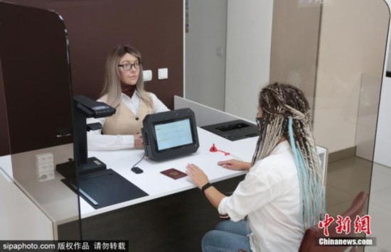 上岗|酷似女职员！俄人形机器人“上岗” 可做600种表情(图)
