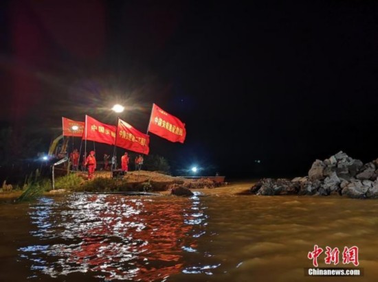 13日晚，江西省鄱阳县问桂道圩堤决口合龙现场。(资料图) 徐迎华 摄