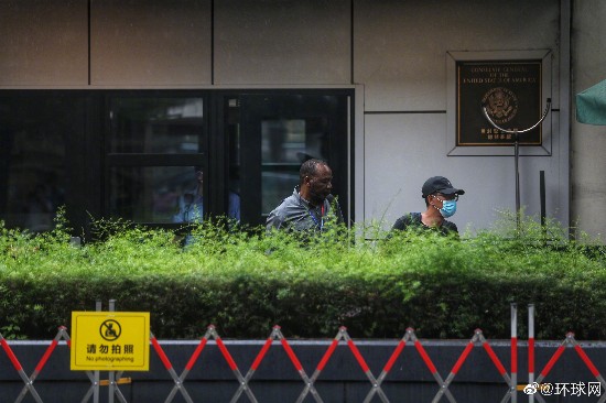 有外籍人员从美国驻成都领事馆小门携行李自行离开