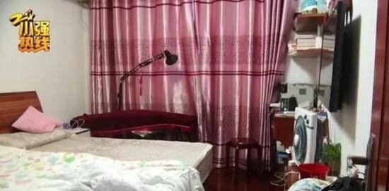 杭州江干区三堡北苑4幢802室,据称来女士就在这张大床上遇害