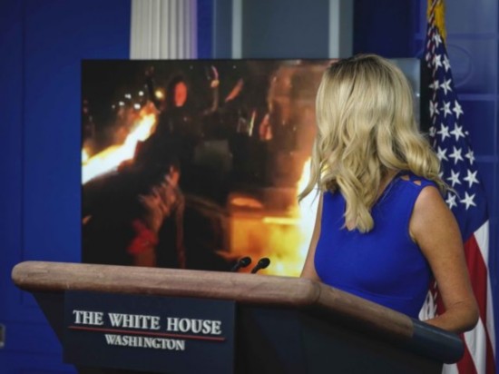 画面|忍无可忍！福克斯新闻把白宫简报会画面切了