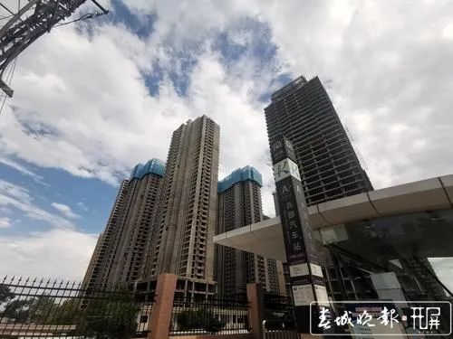 邓女士|昆明著名烂尾楼再曝奇葩事：10年盼来回迁房，回家要穿6道门，29层没电梯…