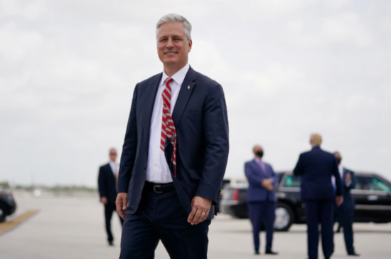  7月10日，奥布莱恩随特朗普抵达迈阿密机场。（美联社）