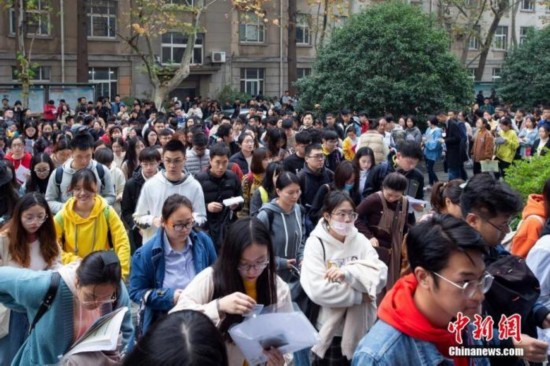 资料图：2019年11月24日，2020年度国考举行，图为考生在南京林业大学考点进场参加考试。 中新社发 苏阳 摄图片来源：CNSphoto