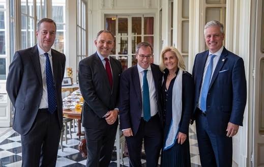  奥布莱恩（右一）与英国官员合影，无人戴口罩（推特）