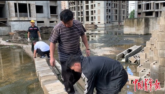 烂尾楼|他们住在烂尾楼