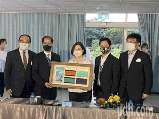 蔡英文(中)(图片来源:台湾《联合报》)