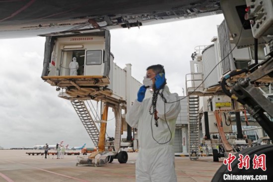 机场地面保障人员迎接SU208航班的抵达。　殷立勤 摄