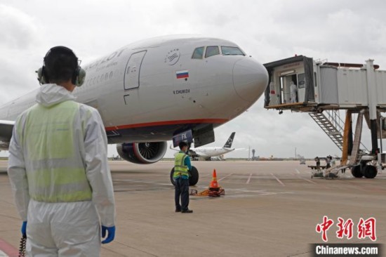 机场地面保障人员迎接SU208航班的抵达。　殷立勤 摄