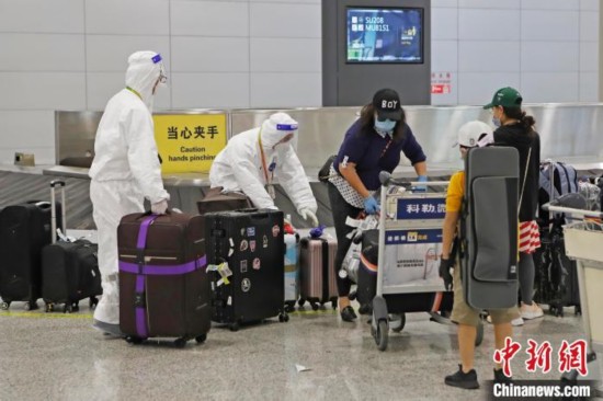 机场地面保障人员帮助旅客搬运行李。　殷立勤 摄