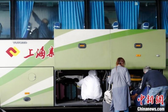 机场交通保障人员帮助旅客帮运行李。　殷立勤 摄