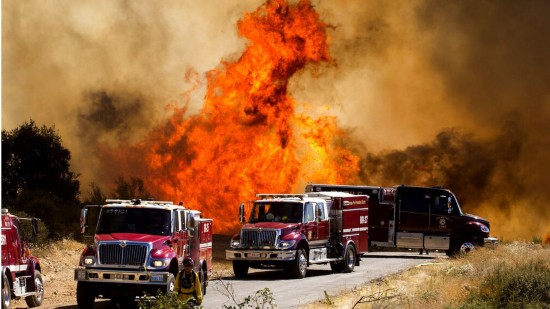 图源|美国加州燃起大火现场浓烟滚滚 7800人紧急撤离