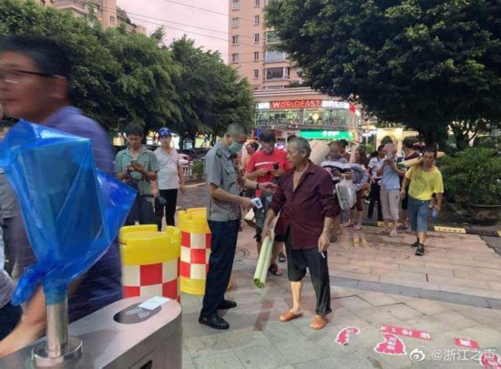黑格比|浙江温州龙湾:“黑格比”来袭，建筑工人紧急转移