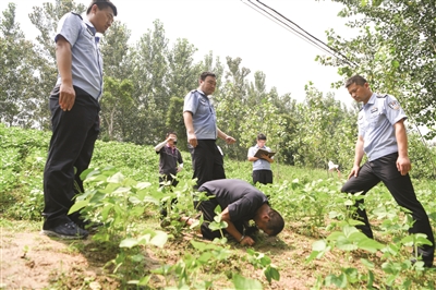 靳某刚双膝下跪，在案发现场磕头痛哭