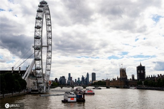 英国“伦敦眼”摩天轮对外开放 游客络绎不绝 