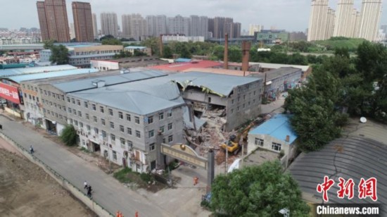 楼体|哈尔滨市一食品公司仓库部分楼体坍塌 多人被困