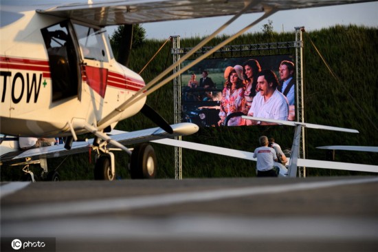 影院出怪招招徕顾客 波兰观众坐上飞机看电影