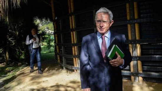 总统|哥伦比亚最高法院批捕前总统乌里韦：涉收受贿赂、收买证人等