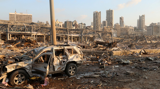2020年8月4日，黎巴嫩贝鲁特，爆炸现场一辆被炸毁的汽车。（图源：路透社）